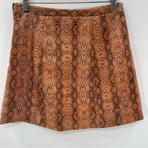 NWT URBAN OUTFITTERS Bobbi Snake Print Notched Mini
Skirt Size Medium - Picture 7 of 16
